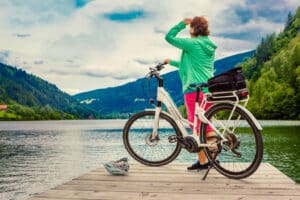 Frau mit eBike