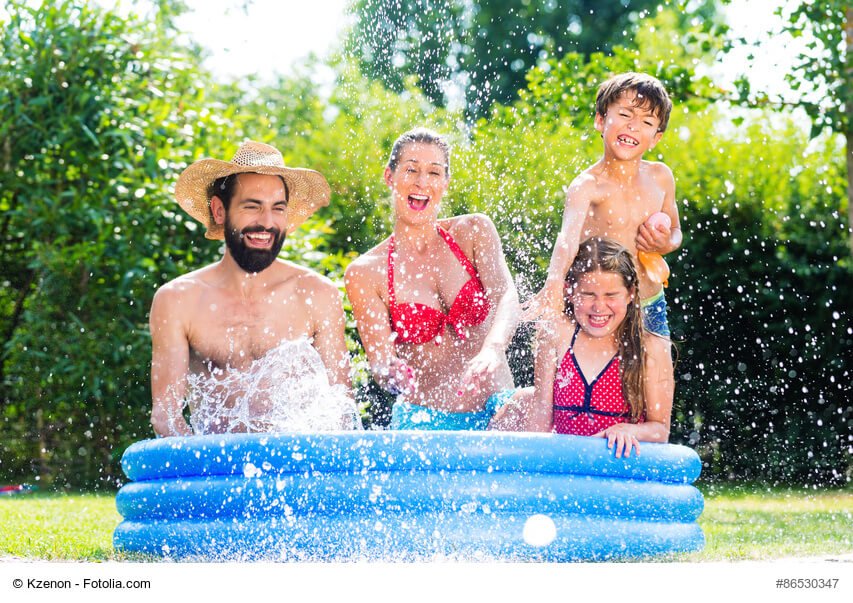Familien im Gartenpool