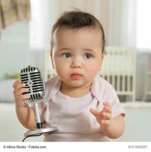Baby mit Mikrofon
