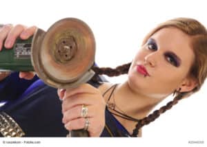 Maedchen im Blaumann mit Winkelschleifer