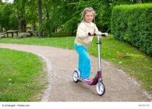 Mädchen mit Roller im Park