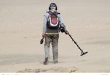 Metalldetektor Mann mit Metalldetektor am Strand