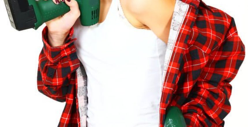 Hübsche Frau mit Akkuschrauber